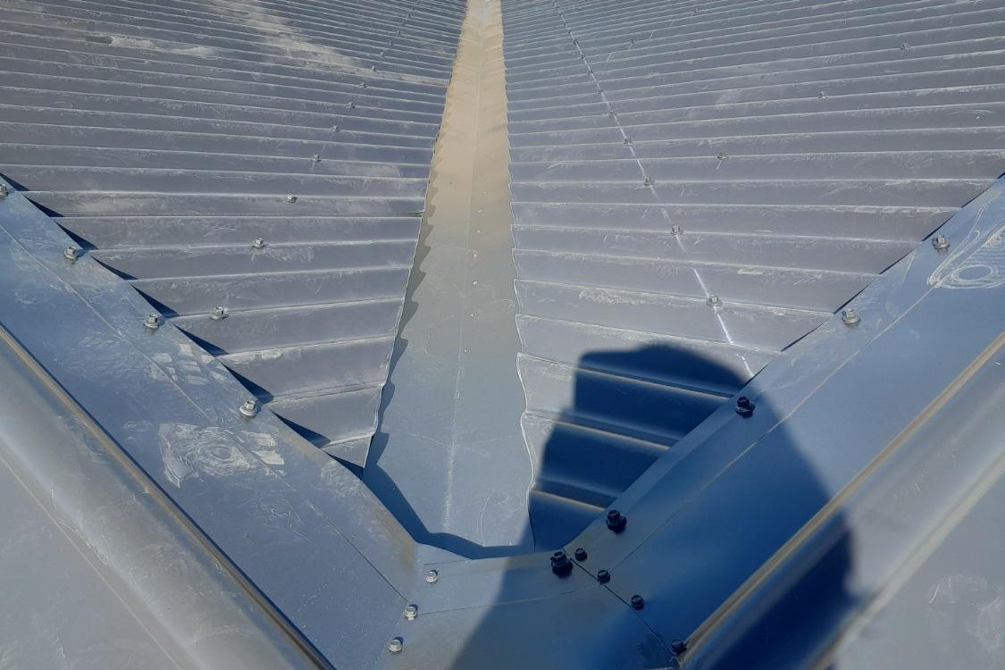 Valley tray with even fall between corrugated roof planes